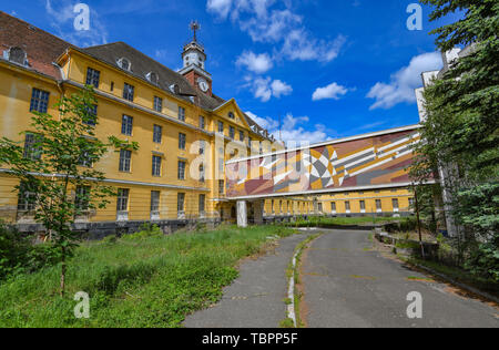 Wunsdorf, Deutschland. 29 Maggio, 2019. 29.05.2019, Brandeburgo, Wunsdorf: l'ex militare di casa del sito degli ufficiali. Il sito è stato ginnastica militare (1919), poi scuola militare (1933) e dal 1945 la casa degli ufficiali. Credito: Patrick Pleul/dpa-Zentralbild/ZB | in tutto il mondo di utilizzo/dpa/Alamy Live News Foto Stock