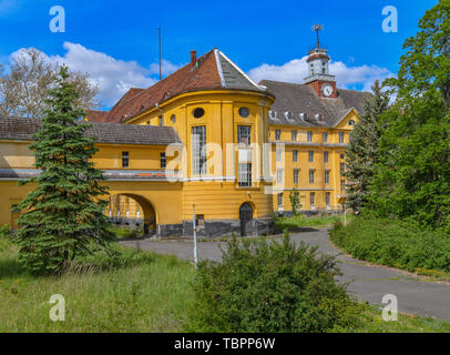 Wunsdorf, Deutschland. 29 Maggio, 2019. 29.05.2019, Brandeburgo, Wunsdorf: l'ex militare di casa del sito degli ufficiali. Il sito è stato ginnastica militare (1919), poi scuola militare (1933) e dal 1945 la casa degli ufficiali. Credito: Patrick Pleul/dpa-Zentralbild/ZB | in tutto il mondo di utilizzo/dpa/Alamy Live News Foto Stock