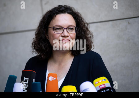 Berlino, Germania. 03 Giugno, 2019. Andrea Nahles, ex presidentessa del DOCUP, sta lasciando la SPD sede centrale, Willy Brandt House, dopo le sue dimissioni dal partito presidenza presso lo straordinario incontro a porte chiuse della SPD consiglio esecutivo e sta parlando con i giornalisti. Credito: Bernd von Jutrczenka/dpa/Alamy Live News Foto Stock