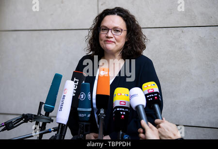 Berlino, Germania. 03 Giugno, 2019. Andrea Nahles, ex presidentessa del DOCUP, sta lasciando la SPD sede centrale, Willy Brandt House, dopo le sue dimissioni dal partito presidenza presso lo straordinario incontro a porte chiuse della SPD consiglio esecutivo e sta parlando con i giornalisti. Credito: Bernd von Jutrczenka/dpa/Alamy Live News Foto Stock