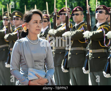 Praga, Repubblica Ceca. 03 Giugno, 2019. Leader birmana Aung San Suu Kyi incontra il primo ministro ceco Andrej Babis, non visto, a Praga, nella Repubblica Ceca il 3 giugno 2019. Credito: Michaela Rihova/CTK foto/Alamy Live News Foto Stock