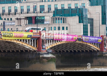 Londra, Regno Unito. Il 3 giugno, 2019. Tre dei cinque colori vivaci dei banner recanti gli slogan "Resistere Trump', 'resistere sessismo', 'resistere al razzismo", "resistere odio' e 'resistere alla crudeltà' sono sceso da Vauxhall Bridge in vista dell'ambasciata Usa dagli attivisti di Amnesty International all'inizio del presidente Donald Trump's tre giorni di visita di Stato nel Regno Unito. Amnesty International ha scritto al Primo Ministro Theresa Maggio ha scritto al Theresa Maggio di incitarla a sollevare le questioni relative ai diritti umani direttamente con il Presidente degli Stati Uniti. Credito: Mark Kerrison/Alamy Live News Foto Stock