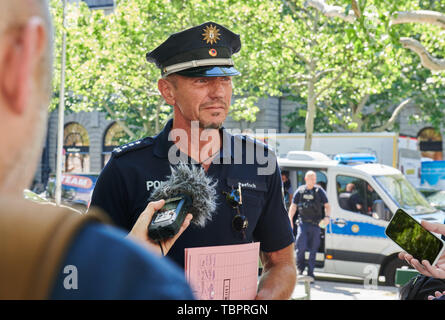 Berlino, Germania. 03 Giugno, 2019. Rainer Paetsch, premere altoparlante della polizia di Berlino, spiega l'azione principale contro i falsi parkers ai giornalisti. Per i 5 giorni di azione, l'ordine pubblico uffici, la polizia e le aziende di trasporto collaborano strettamente. Credito: Annette Riedl/dpa/Alamy Live News Foto Stock