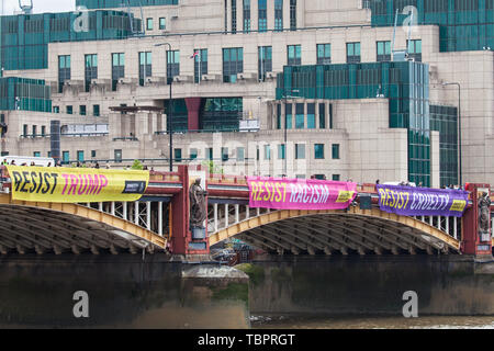 Londra, Regno Unito. Il 3 giugno, 2019. Tre dei cinque colori vivaci dei banner recanti gli slogan "Resistere Trump', 'resistere sessismo', 'resistere al razzismo", "resistere odio' e 'resistere alla crudeltà' sono sceso da Vauxhall Bridge in vista dell'ambasciata Usa dagli attivisti di Amnesty International all'inizio del presidente Donald Trump's tre giorni di visita di Stato nel Regno Unito. Amnesty International ha scritto al Primo Ministro Theresa Maggio ha scritto al Theresa Maggio di incitarla a sollevare le questioni relative ai diritti umani direttamente con il Presidente degli Stati Uniti. Credito: Mark Kerrison/Alamy Live News Foto Stock