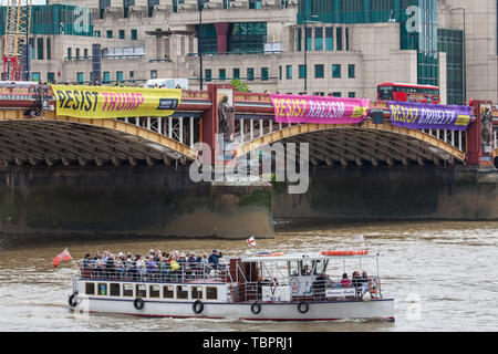 Londra, Regno Unito. Il 3 giugno, 2019. Tre dei cinque colori vivaci dei banner recanti gli slogan "Resistere Trump', 'resistere sessismo', 'resistere al razzismo", "resistere odio' e 'resistere alla crudeltà' sono sceso da Vauxhall Bridge in vista dell'ambasciata Usa dagli attivisti di Amnesty International all'inizio del presidente Donald Trump's tre giorni di visita di Stato nel Regno Unito. Amnesty International ha scritto al Primo Ministro Theresa Maggio ha scritto al Theresa Maggio di incitarla a sollevare le questioni relative ai diritti umani direttamente con il Presidente degli Stati Uniti. Credito: Mark Kerrison/Alamy Live News Foto Stock