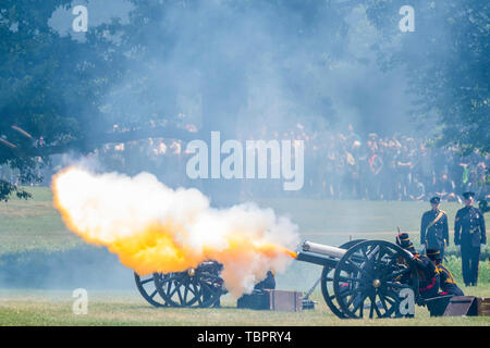 Londra, Regno Unito. 03 Giugno, 2019. In onore della visita di Stato del Presidente e la First Lady degli Stati Uniti d'America, il Re della truppa cavallo Royal Artillery (KTRHA), il cerimoniale di batteria a salve di sua maestà della casa divisione, sparò un 41-gun Royal salutate da Green Park.la visita di Stato Gun Salute è stata seguita senza soluzione di continuità da un ulteriore 41 salutiamo Pistola per commemorare l anniversario dell' ascesa al trono di Sua Maestà la Regina che cade di domenica 2 giugno ma è stato segnato nel momento stesso in cui si saluta la pistola non sono mai cotta di domenica. Credito: Guy Bell/Alamy Live News Foto Stock