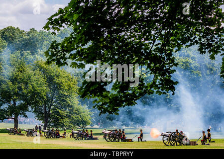 Londra, Regno Unito. 03 Giugno, 2019. In onore della visita di Stato del Presidente e la First Lady degli Stati Uniti d'America, il Re della truppa cavallo Royal Artillery (KTRHA), il cerimoniale di batteria a salve di sua maestà della casa divisione, sparò un 41-gun Royal salutate da Green Park.la visita di Stato Gun Salute è stata seguita senza soluzione di continuità da un ulteriore 41 salutiamo Pistola per commemorare l anniversario dell' ascesa al trono di Sua Maestà la Regina che cade di domenica 2 giugno ma è stato segnato nel momento stesso in cui si saluta la pistola non sono mai cotta di domenica. Credito: Guy Bell/Alamy Live News Foto Stock