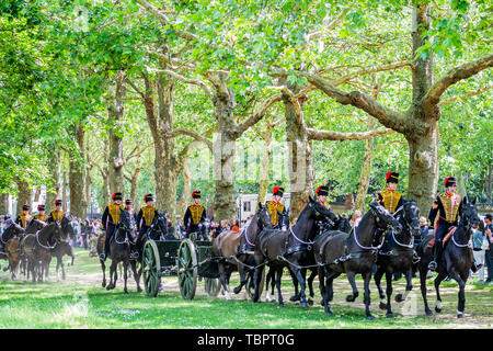 Londra, Regno Unito. 03 Giugno, 2019. In onore della visita di Stato del Presidente e la First Lady degli Stati Uniti d'America, il Re della truppa cavallo Royal Artillery (KTRHA), il cerimoniale di batteria a salve di sua maestà della casa divisione, sparò un 41-gun Royal salutate da Green Park.la visita di Stato Gun Salute è stata seguita senza soluzione di continuità da un ulteriore 41 salutiamo Pistola per commemorare l anniversario dell' ascesa al trono di Sua Maestà la Regina che cade di domenica 2 giugno ma è stato segnato nel momento stesso in cui si saluta la pistola non sono mai cotta di domenica. Credito: Guy Bell/Alamy Live News Foto Stock