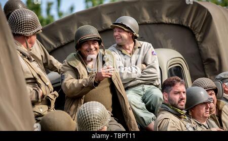 La Pointe du Hoc, Francia. Il 3 giugno, 2019. Nel centro storico di noi uniformi, francesi sedersi sui loro veicoli dalla Seconda Guerra Mondiale. 06.06.2019 è il settantacinquesimo anniversario dello sbarco delle truppe alleate in Normandia (D-giorno). Foto: Kay Nietfeld/dpa Credito: dpa picture alliance/Alamy Live News Foto Stock