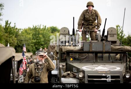 La Pointe du Hoc, Francia. Il 3 giugno, 2019. Nel centro storico di noi uniformi, un francese sorge su un veicolo dalla Seconda Guerra Mondiale. 06.06.2019 è il settantacinquesimo anniversario dello sbarco delle truppe alleate in Normandia (D-giorno). Foto: Kay Nietfeld/dpa Credito: dpa picture alliance/Alamy Live News Foto Stock