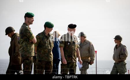 La Pointe du Hoc, Francia. Il 3 giugno, 2019. Bundeswehr dati soda visitare la lingua di terra La Pointe du Hoc in Normandia. Qui noi rangers sbarcato presso la ripida costa su 06.06.1944 e consegnato loro stessi con il tedesco battaglie pesanti. 06.06.2019 è il settantacinquesimo anniversario dello sbarco delle truppe alleate in Normandia (D-giorno). Foto: Kay Nietfeld/dpa Foto Stock