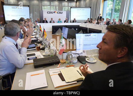 Weimar, Germania. 03 Giugno, 2019. Il cancelliere Angela Merkel (CDU, M) è una valutazione in occasione della conferenza della CDU/CSU gruppo parlamentare presidenti dei governi federali e statali. I capi della CDU/CSU gruppi parlamentari vogliono discutere la politica in materia di clima e la digitalizzazione. Credito: Martin Schutt/dpa-Zentralbild/dpa/Alamy Live News Foto Stock