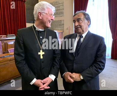 Palermo, Italia. 03 Giugno, 2019. Heinrich Bedford-Strohm (l), Presidente del Consiglio della chiesa protestante (EKD), e Leoluca Orlando, Sindaco di Palermo, parlare di ogni altro nel Municipio. Il presidente della EKD ha chiaramente criticato il governo italiano è dura politica di migrazione. "Quando le persone sono in pericolo, devono essere liberati, tutto il resto è il risultato di un fallimento per aiutare", ha detto la stampa tedesca agenzia durante una visita in Sicilia. Credito: Annette Reuther/dpa/Alamy Live News Foto Stock