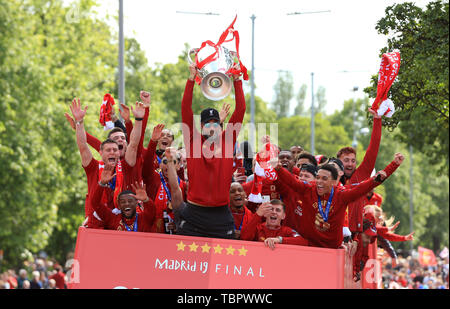 2 giugno 2019, Liverpool, Merseyside; Liverpool FC celebrazione parade dopo la finale di Champions League vittoria su Tottenham Hotspur a Madrid il 1 Giugno; il Liverpool giocatori allietare come manager Jurgen Klopp tenere il trofeo aloft Foto Stock