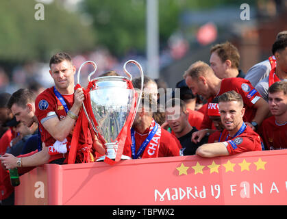 2 giugno 2019, Liverpool, Merseyside; Liverpool FC celebrazione parade dopo la finale di Champions League vittoria su Tottenham Hotspur a Madrid il 1 giugno; James Milner di Liverpool mantiene la Champions League Trophy Foto Stock