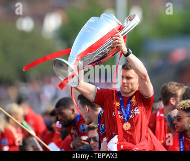 2 giugno 2019, Liverpool, Merseyside; Liverpool FC celebrazione parade dopo la finale di Champions League vittoria su Tottenham Hotspur a Madrid il 1 giugno; James Milner di Liverpool mantiene la Champions League Trophy sopra la sua testa Foto Stock