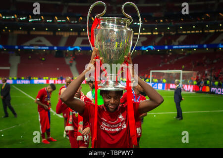 1 giugno 2019, Wanda Metropolitano stadium, Madrid, Spagna; finale di UEFA Champions League, Tottenham Hotspur contro il Liverpool FC; Divock Origi di Liverpool celebra con il trofeo della UEFA Champions League Foto Stock