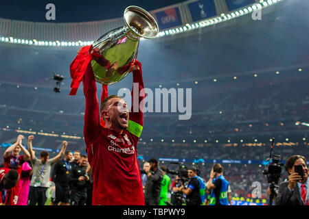 1 giugno 2019, Wanda Metropolitano stadium, Madrid, Spagna; finale di UEFA Champions League, Tottenham Hotspur contro il Liverpool FC; Giordania Henderson di Liverpool celebra con il trofeo della UEFA Champions League Foto Stock