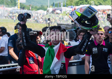 2 ° giugno 2019, il circuito del Mugello, Scarperia, Firenze, Italia; MotoGP d'Italia, il giorno della gara; Tony Arbolino (VNE Cecchini) vince la Moto3 Gara Foto Stock