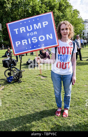 Londra, Regno Unito. 03 Giugno, 2019. La protesta degli attivisti di bottino trionfi banchetto con la regina fuori Buckingham Palace, il 3 giugno 2019, Londra, UK Credit: capitale dell'immagine/Alamy Live News Foto Stock