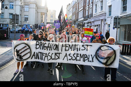 Brighton Regno Unito 3 Giugno 2019 - Anti Donald Trump manifestanti marzo attraverso il centro città di Brighton questa sera in modo da coincidere con il Presidente degli Stati Uniti in visita al Regno Unito nei prossimi giorni . Credito : Simon Dack / Alamy Live News Foto Stock