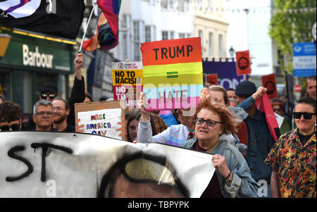 Brighton Regno Unito 3 Giugno 2019 - Anti Donald Trump manifestanti marzo attraverso il centro città di Brighton questa sera in modo da coincidere con il Presidente degli Stati Uniti in visita al Regno Unito nei prossimi giorni . Credito : Simon Dack / Alamy Live News Foto Stock