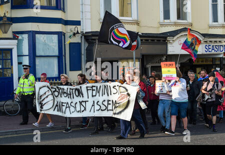 Brighton Regno Unito 3 Giugno 2019 - Anti Donald Trump manifestanti marzo attraverso il centro città di Brighton questa sera in modo da coincidere con il Presidente degli Stati Uniti in visita al Regno Unito nei prossimi giorni . Credito : Simon Dack / Alamy Live News Foto Stock