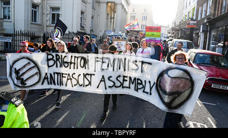 Brighton Regno Unito 3 Giugno 2019 - Anti Donald Trump manifestanti marzo attraverso il centro città di Brighton questa sera in modo da coincidere con il Presidente degli Stati Uniti in visita al Regno Unito nei prossimi giorni . Credito : Simon Dack / Alamy Live News Foto Stock