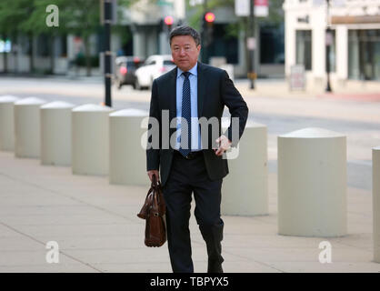 Peoria, Stati Uniti d'America. Il 3 giugno, 2019. Wang Zhidong, consigliere giuridico presso la famiglia di visitare lo studioso cinese Zhang Yingying, teste per il Federal Courthouse edificio in Peoria, Illinois, Stati Uniti, il 3 giugno 2019. Versione di prova di Brendt Christensen, accusato rapitore e killer di visitare lo studioso cinese Zhang Yingying nel 2017, ha avuto inizio lunedì alle ore 9 del mattino ora locale (1400 GMT) presso un tribunale federale in Peoria. Credito: Wang Ping/Xinhua/Alamy Live News Foto Stock