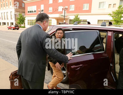 Peoria, Stati Uniti d'America. Il 3 giugno, 2019. Zhang Ronggao (R), padre di visitare lo studioso cinese Zhang Yingying, passi al di fuori di un veicolo in prossimità della Federal Courthouse edificio in Peoria, Illinois, Stati Uniti, il 3 giugno 2019. Versione di prova di Brendt Christensen, accusato rapitore e killer di visitare lo studioso cinese Zhang Yingying nel 2017, ha avuto inizio lunedì alle ore 9 del mattino ora locale (1400 GMT) presso un tribunale federale in Peoria. Credito: Wang Ping/Xinhua/Alamy Live News Foto Stock
