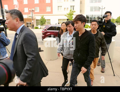 Peoria, Stati Uniti d'America. Il 3 giugno, 2019. I membri della famiglia di visitare lo studioso cinese Zhang Yingying in testa al Federal Courthouse edificio in Peoria, Illinois, Stati Uniti, il 3 giugno 2019. Versione di prova di Brendt Christensen, accusato rapitore e killer di visitare lo studioso cinese Zhang Yingying nel 2017, ha avuto inizio lunedì alle ore 9 del mattino ora locale (1400 GMT) presso un tribunale federale in Peoria. Credito: Wang Ping/Xinhua/Alamy Live News Foto Stock