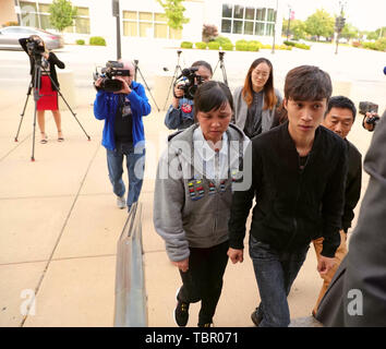 Peoria, Stati Uniti d'America. Il 3 giugno, 2019. I membri della famiglia di visitare lo studioso cinese Zhang Yingying in testa al Federal Courthouse edificio in Peoria, Illinois, Stati Uniti, il 3 giugno 2019. Versione di prova di Brendt Christensen, accusato rapitore e killer di visitare lo studioso cinese Zhang Yingying nel 2017, ha avuto inizio lunedì alle ore 9 del mattino ora locale (1400 GMT) presso un tribunale federale in Peoria. Credito: Wang Ping/Xinhua/Alamy Live News Foto Stock