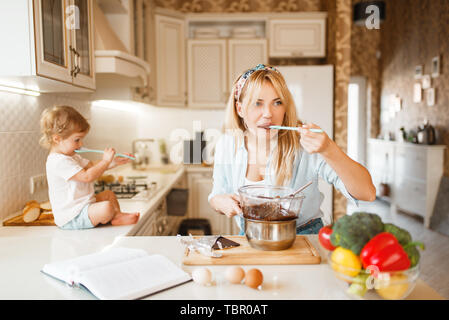 Madre e figlia i gusti di cioccolato fuso Foto Stock