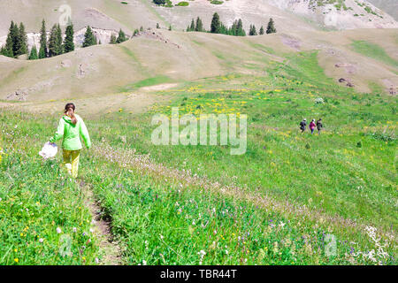 Nel bel mezzo dell'estate molti turisti escursione sul Guozigou sentiero di montagna Foto Stock