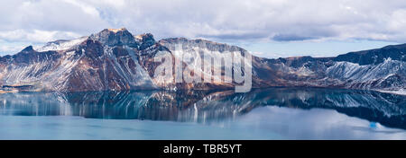 Changbai Mountain Tianchi sembra passato la neve montagne sull'altro lato. Foto Stock