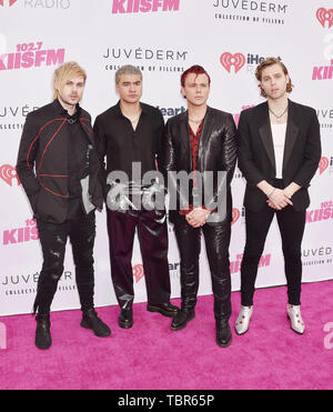 CARSON, CA - 01 giugno: (L-R) Michael Clifford, Calum cofano, Ashton Irwin e Luca Hemmings di musica del gruppo 5 secondi di estate frequentano 2019 iHeartRadio Wango Tango a La dignità Salute Sport Park a giugno 01, 2019 a Carson, California. Foto Stock