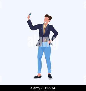 L'uomo prendendo selfie foto sulla fotocamera dello smartphone casual uomo d affari maschio personaggio dei cartoni animati in posa piatto di lunghezza completa Illustrazione Vettoriale