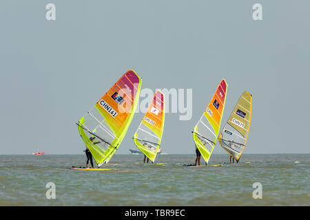 29 novembre 2018, Zhuhai, Guangdong. Il 2018 Asian Campionati di Vela & Asian aquilone bordo campionati è entrato nella sua quinta giornata. Nonostante le pessime condizioni atmosferiche, l'evento era ancora in pieno svolgimento, con atleti sfidando il freddo vento per la lotta contro il vento e le onde nelle acque dell'incenso della baia di stufa a Zhuhai per buoni risultati. Foto Stock