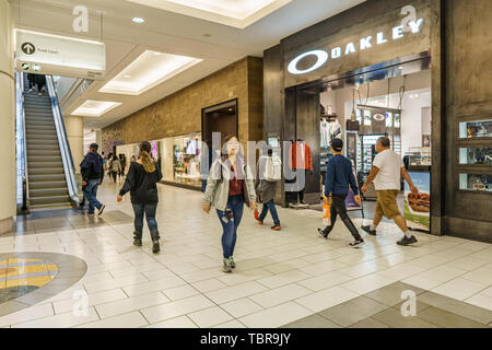 Burnaby, CANADA - 21 settembre 2018: Vista interna di Metropolis al centro commerciale Metrotown. Foto Stock