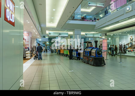 Burnaby, CANADA - 21 settembre 2018: Vista interna di Metropolis al centro commerciale Metrotown. Foto Stock