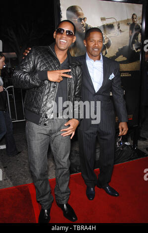 LOS ANGELES, CA. 18 settembre 2007: Jamie Foxx & Will Smith (sinistra) alla premiere mondiale di Foxx il nuovo film "Regno" al Mann Village Theatre, Westwood. © 2007 Paul Smith / Featureflash Foto Stock