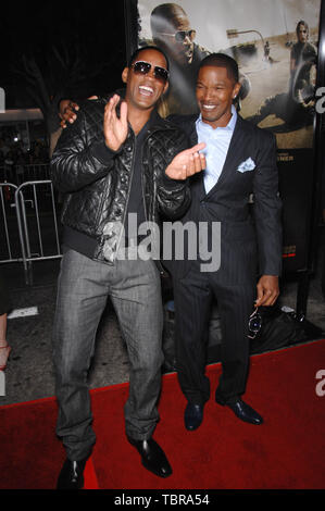 LOS ANGELES, CA. 18 settembre 2007: Jamie Foxx & Will Smith (sinistra) alla premiere mondiale di Foxx il nuovo film "Regno" al Mann Village Theatre, Westwood. © 2007 Paul Smith / Featureflash Foto Stock