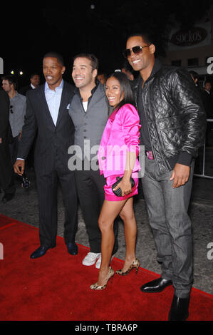 LOS ANGELES, CA. 18 settembre 2007: LtoR: Jamie Foxx, Jeremy Piven, Jada Pinkett Smith e Will Smith alla premiere mondiale di Foxx il nuovo film "Regno" al Mann Village Theatre, Westwood. © 2007 Paul Smith / Featureflash Foto Stock