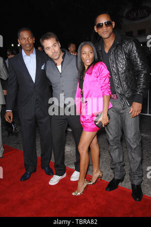 LOS ANGELES, CA. 18 settembre 2007: LtoR: Jamie Foxx, Jeremy Piven, Jada Pinkett Smith e Will Smith alla premiere mondiale di Foxx il nuovo film "Regno" al Mann Village Theatre, Westwood. © 2007 Paul Smith / Featureflash Foto Stock