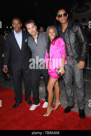 LOS ANGELES, CA. 18 settembre 2007: LtoR: Jamie Foxx, Jeremy Piven, Jada Pinkett Smith e Will Smith alla premiere mondiale di Foxx il nuovo film "Regno" al Mann Village Theatre, Westwood. © 2007 Paul Smith / Featureflash Foto Stock