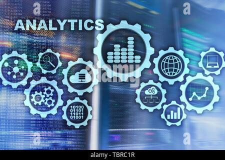 Tecnologia il concetto di analisi su schermo virtuale. Dati di grandi dimensioni con icone grafico su uno schermo digitale interfaccia e una sala server sfondo. Foto Stock