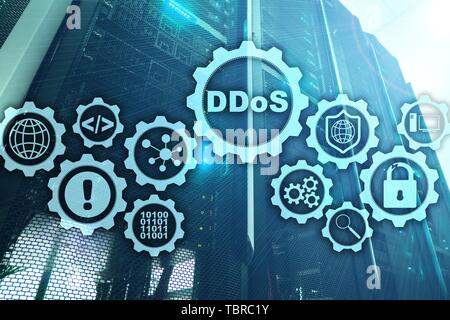 DDoS cyber attacco. Tecnologia, Internet e la rete di protezione del concetto. Server datacenter sfondo. Foto Stock