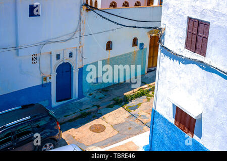 Vista della parte vecchia della medina con blue-pareti bianche dal tetto di un edificio tradizionale nella città di Rabat, Marocco Foto Stock