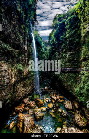 2018.08.17 fotografata da Yunlong cucitura in Enshi Grand Canyon, provincia di Hubei. Foto Stock