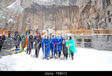 Grotte di gate è uno del tesoro case di pietra cinese carving art. Ora è un patrimonio culturale mondiale, una chiave nazionale reliquie culturali unità di protezione e una nazionale AAAAA-turistico di classe punto panoramico. È situato sulla montagna di Longmen e Xiangshan su entrambi i lati del Yihe e nel quartiere Luolong, Luoyang City, nella provincia di Henan. Le Grotte di Longmen e grotte di Mogao, Grotte di Yungang e grotte di Maijishan sono noti anche come i quattro principali grotte in Cina. Foto Stock